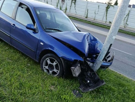 Kierowca seata uderzył w latarnię na Rejowieckiej i oddalił się z miejsca zdarzenia