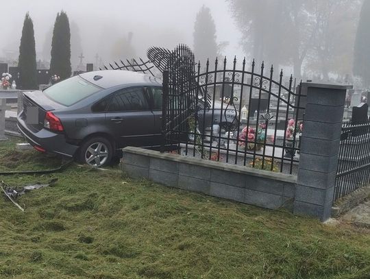 Kierowca Volvo wjechał w ogrodzenie cmentarza w Uhrusku i uszkodził nagrobki