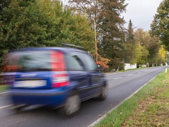 Kierowcy oszukują fotoradary „na liścia”! To nowy trik