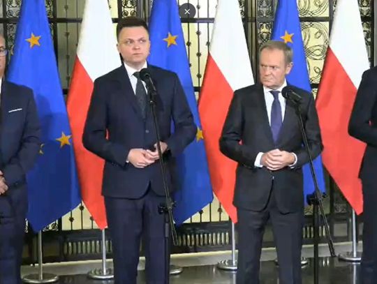 Włodzimierz Czarzasty, Szymon Hołownia, Donald Tusk i Władysław Kosiniak-Kamysz przy mikrofonach