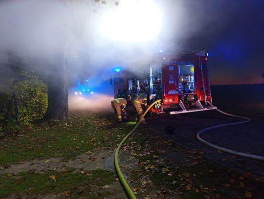 Kobieta i nastolatek uciekli z płonącego domu [ZDJĘCIA]