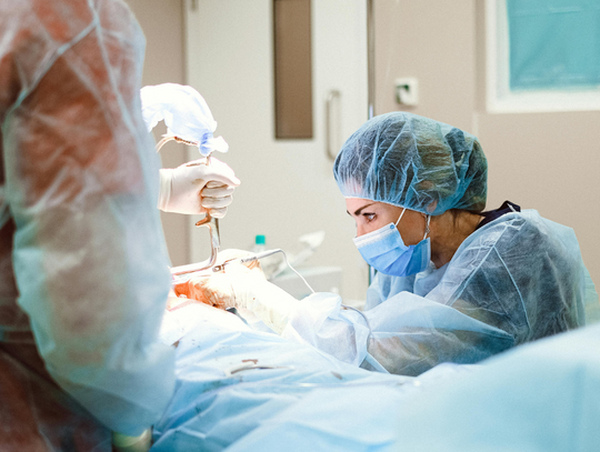 Kobiety powinny być chirurgami? Chirurżki nie kryją oburzenia, a sieć gotuje się od komentarzy