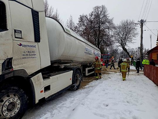 Cysterna z gazem zsunęła się na ogrodzenie