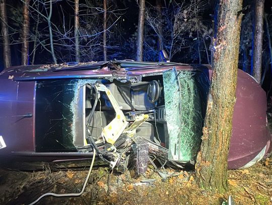 32-letni kierujący peugeotem nie dostosował prędkości do warunków panujących na drodze, stracił panowanie nad pojazdem i uderzył w przydrożne drzewo.