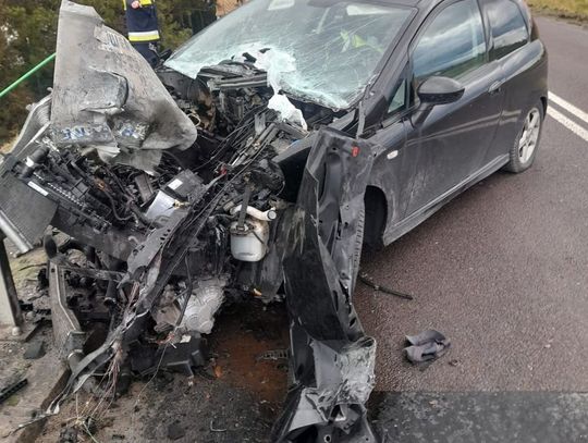 Po 2 promilach zniosło go na barierę. Ma szczęście, że żyje. Auto roztrzaskane...