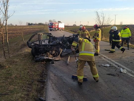 Kolejny śmiertelny wypadek w Zalesiu. Osobówka wjechała w autokar [ZDJĘCIA]