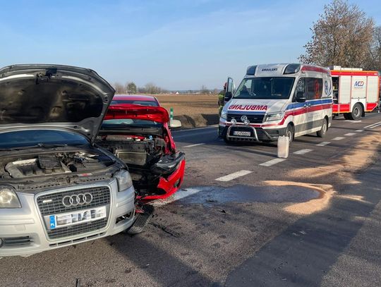 Kolejny zderzenie w Zakręciu. Dzieci w rozbitych autach