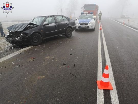 Kolizja na śliskiej drodze - siedem aut uszkodzonych