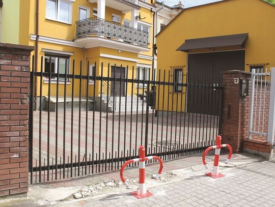 Konflikt z bankiem o zagrodzony dojazd