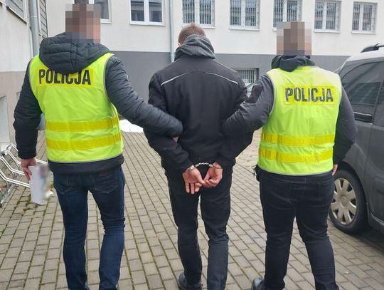 Przez ponad rok udawało mu się unikać wymiaru sprawiedliwości, ale jego passa dobiegła końca w najmniej oczekiwanym momencie. 33-latek poszukiwany listem gończym został zatrzymany przez chełmskich kryminalnych w jednym z lokalnych urzędów.