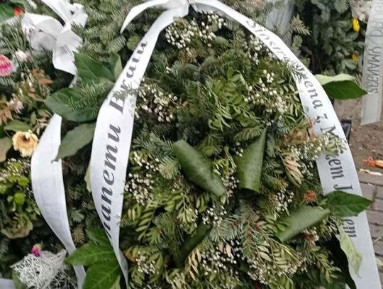Chełm. Cmentarne hieny niszczą wieńce. „Po pogrzebie już w poniedziałek nie było róż”