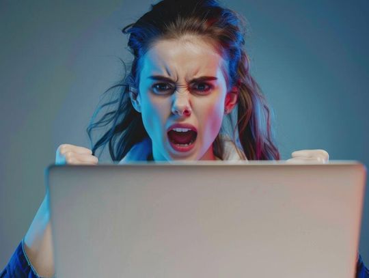 Krasnystaw. Chciała sprzedać drzwi, dała dostęp do konta. Wiadomo, co było dalej…