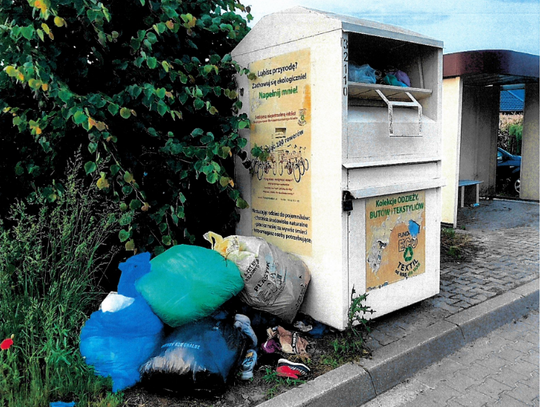 Krasnystaw. Góry ubrań przy kontenerach. Coś trzeba z tym zrobić!