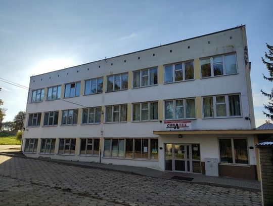 Krasnystaw. Co z niszczejącym budynkiem po CORATEX-ie? - dopytuje radny burmistrza