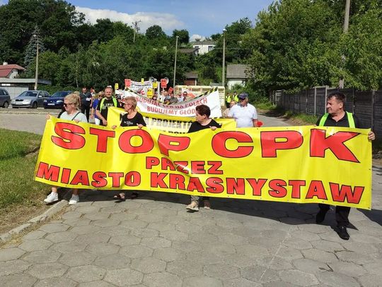 uczestnicy protestu niosą baner z napisem stop cpk przez miasto krasnystaw