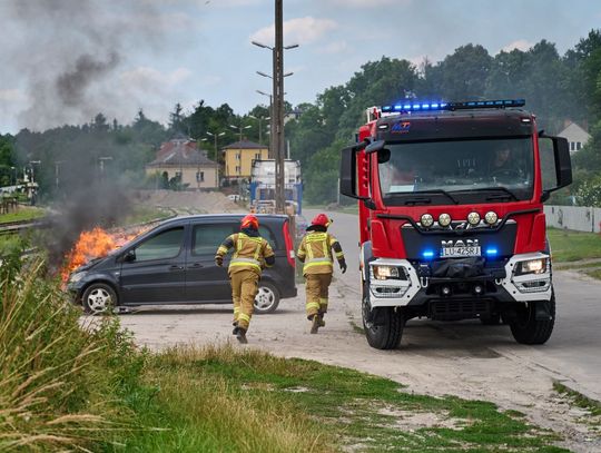 Krasnystaw. Pożar na Stokowej. Mercedes stanął w ogniu [ZDJĘCIA+WIDEO]