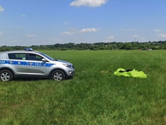 Krasnystaw. Paralotniarz spadł na ziemię z 10 metrów. Z obrażeniami ciała trafił do szpitala