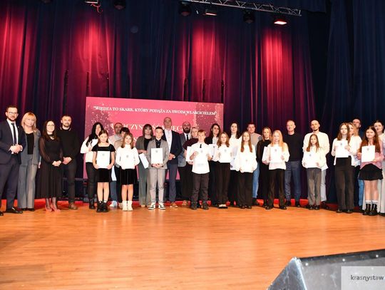 Krasnystaw. Stypendia burmistrza wręczone - uczniowie nagrodzeni za naukę, talent i sport [GALERIA ZDJĘĆ]