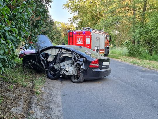 Krasnystaw. Wjechał w latarnię i skasował połowę auta