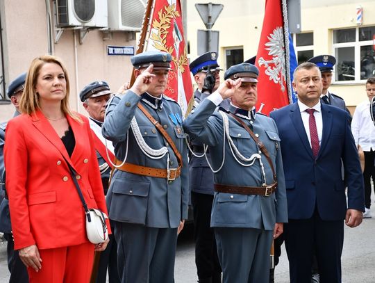 członkowie związku piłsudczyków salutują przy składaniu wiązanki kwiatów