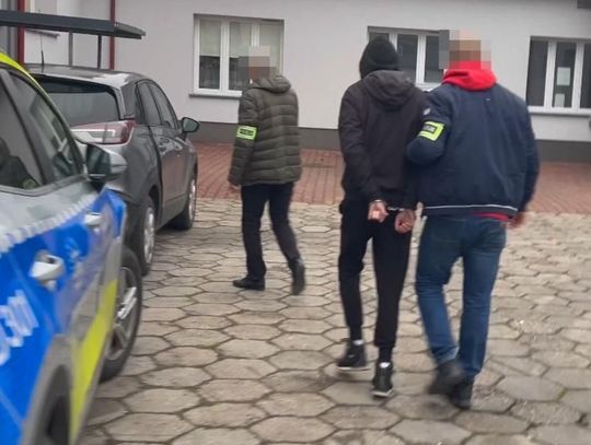 Do aresztu trafił 37-latek, który groził ojcu i bratu pozbawieniem życia przy użyciu przedmiotu przypominającego broń. Wszystko wskazuje na to, że mężczyzna znęcał się psychicznie nad najbliższymi od października.