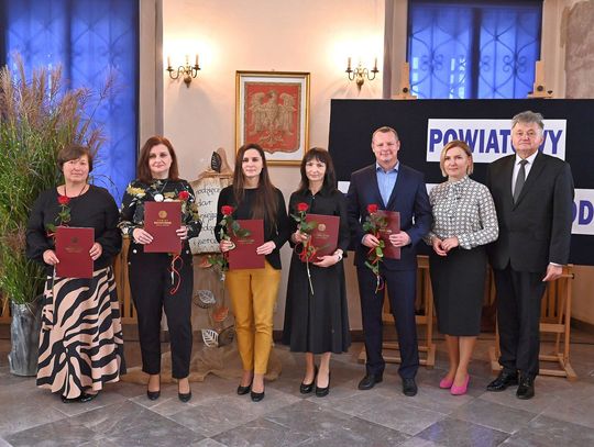 Krasnystaw. Z okazji Dnia Nauczyciela nagrodzili pedagogów placówek powiatowych