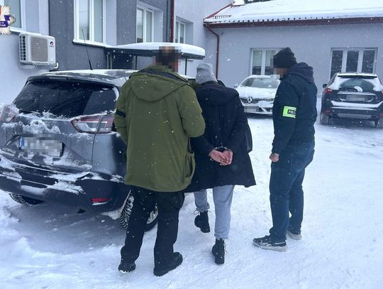 Kryminalni przejęli setki porcji narkotyków. 26-latka trafiła do aresztu Policjanci z Krasnegostawu podczas przeszukania posesji w gminie Fajsławice zabezpieczyli substancje, z których można było przygotować ponad 560 porcji handlowych.