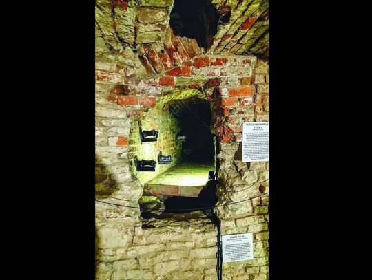 Ksiądz otwiera krypty | Super Tydzień