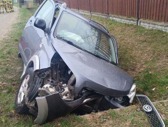 Daihatsu roztrzaskane o przepust. Ciężko ranny senior walczy o zdrowie w szpitalu