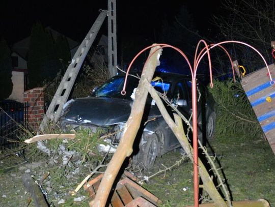 Szaleńcza ucieczka przed policją. Bmw uderzyło w słup