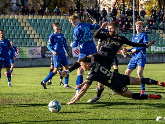 Lądują w środku stawki