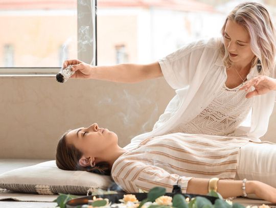 „Leczył” raka lampą i wahadełkiem. Szarlatan został skazany