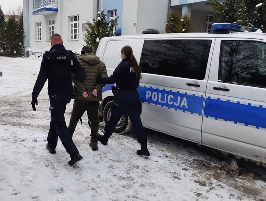 Ledwo wyszedł, znowu siedzi. Po tygodniu na wolności dotkliwie pobił swoją partnerkę Ledwo wyszedł, znowu siedzi. Po tygodniu na wolności dotkliwie pobił swoją partnerkę