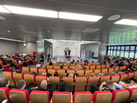 Chełm. „Lekcja WOS” czy polityczne spotkanie? Miasto mówi o udziale uczniów, część szkół zaprzecza Spotkanie z udziałem polityków w sali widowiskowej Chełmskiej Biblioteki Publicznej. Wydarzenie było promowane jako otwarte spotkanie „ze studentami”, natomiast w korespondencji kierowanej do chełmskich szkół ponadpodstawowych pojawiło się jako „lekcja Wiedzy o społeczeństwie"