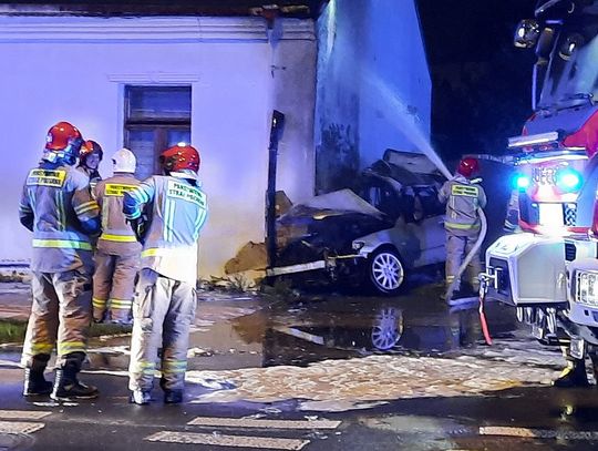 Lexus uderzył w budynek i stanął w ogniu. Kierowca spłonął w aucie [ZDJĘCIA+FILM]