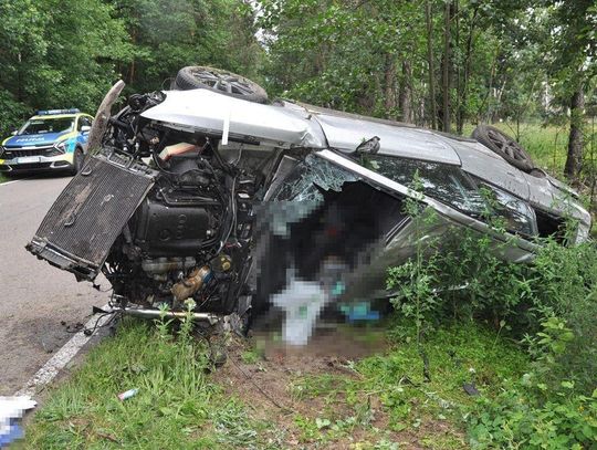 Audi uderzyło w drzewo. 31-latka wypadła z auta. Zmarła w szpitalu