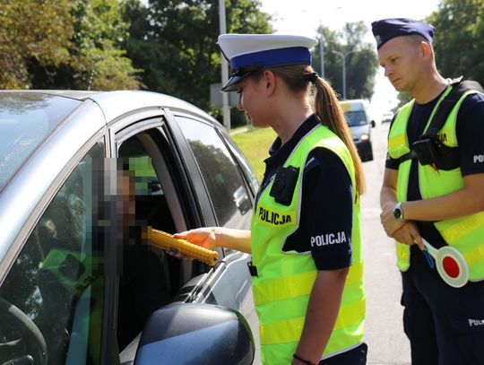 Policjantka stoi przy samochodzie