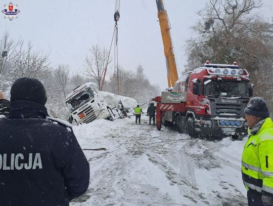 Region. Trzy wypadki i kilkanaście kolizji. Postawili cysternę w Krupem [WIDEO]