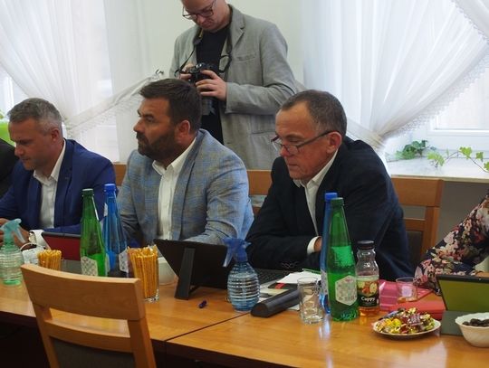 Łubu dubu na sesji w powiecie