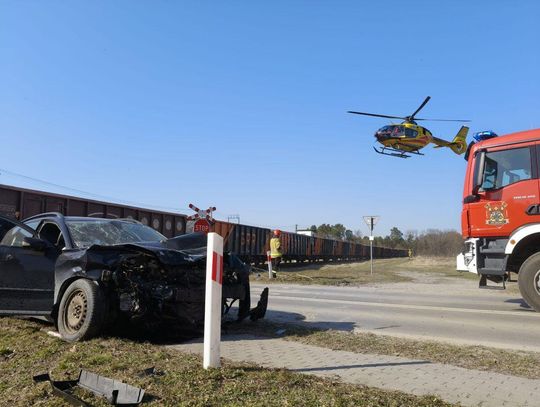 Samochód z 5 osobami wjechał pod pociąg. Śmigłowce LPR zabrały rannych [ZDJĘCIA]
