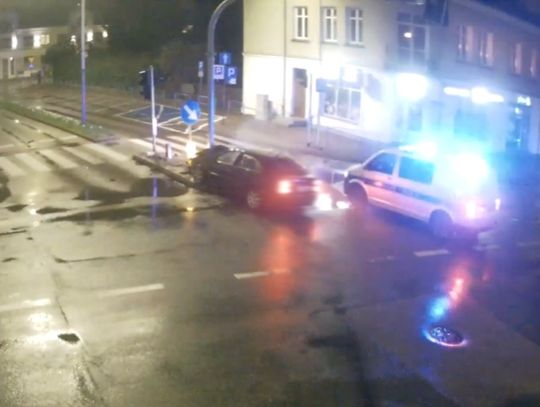 Jeździł zygzakiem po mieście. Uderzył w słup [FILM]