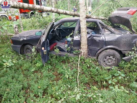 Przesadziła na zakręcie i audi "skosiła" drzewa w lesie [ZDJĘCIA]