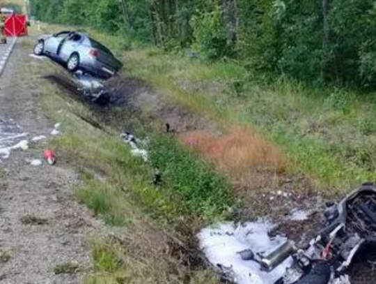 Makabra na drodze: dwie osoby nie żyją. Auto i motocykl w ogniu [ZDJĘCIA]