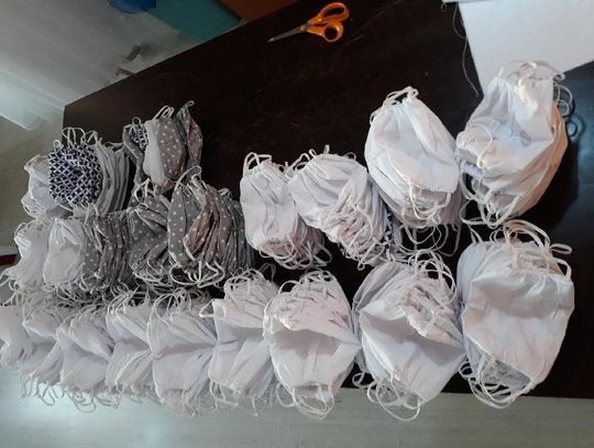 Maseczki wśród sukien ślubnych