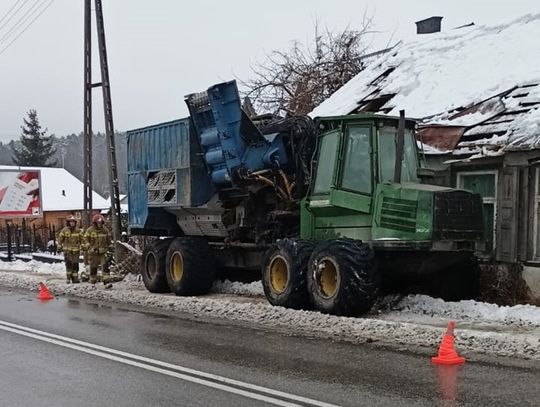 Maszyna leśna zsunęła się na ciężarówkę, a potem uderzyła w dom