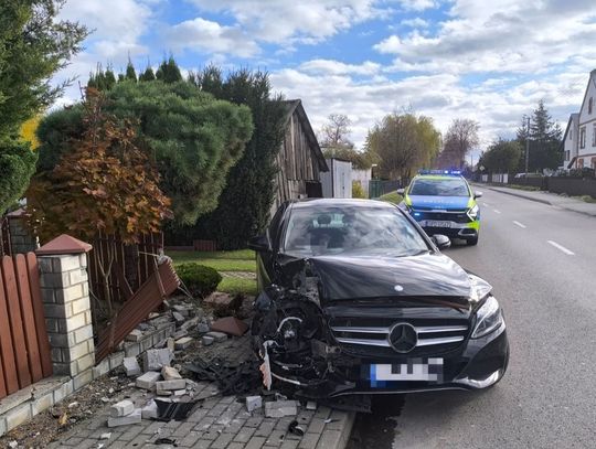 Funkcjonariusze zastali stojący częściowo na chodniku uszkodzony pojazd, który uderzył w betonowe ogrodzenie jednej z posesji