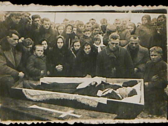 Na południowym Podlasiu przez stulecia śmierć była nie tylko końcem życia, lecz także początkiem innej drogi.