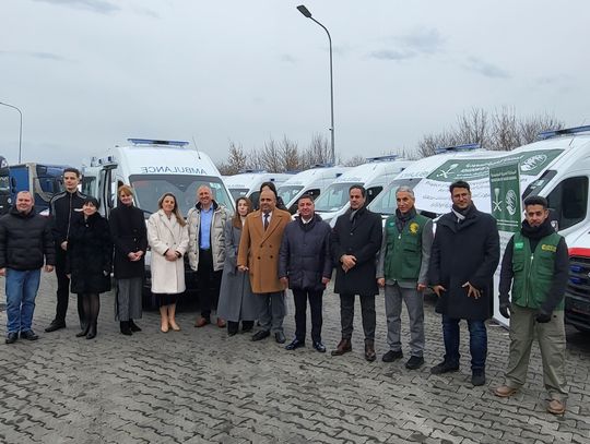 Międzynarodowa pomoc humanitarna. 125 karetek dla Ukrainy przekazanych w Chełmie