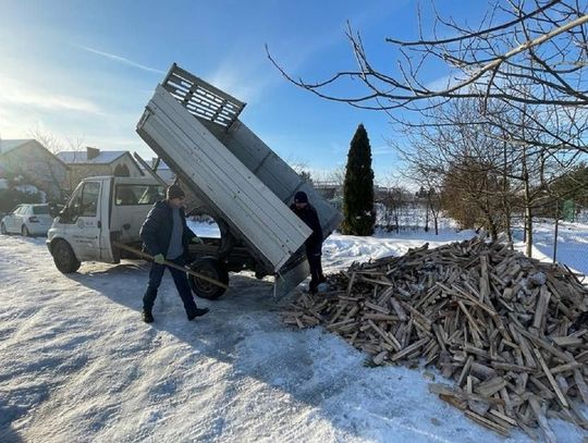 Mieszkał na terenie ogródków działkowych i nie miał czym palić. Dzielnicowi przyszli z pomocą