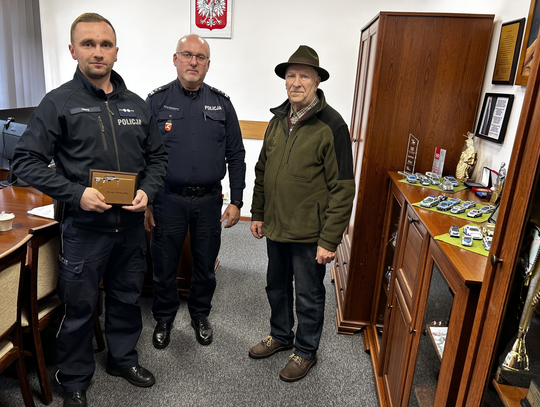 Mieszkaniec Krasnegostawu złożył nietypowe podziękowania dzielnicowemu. Wręczył mu pamiątkową tabliczkę